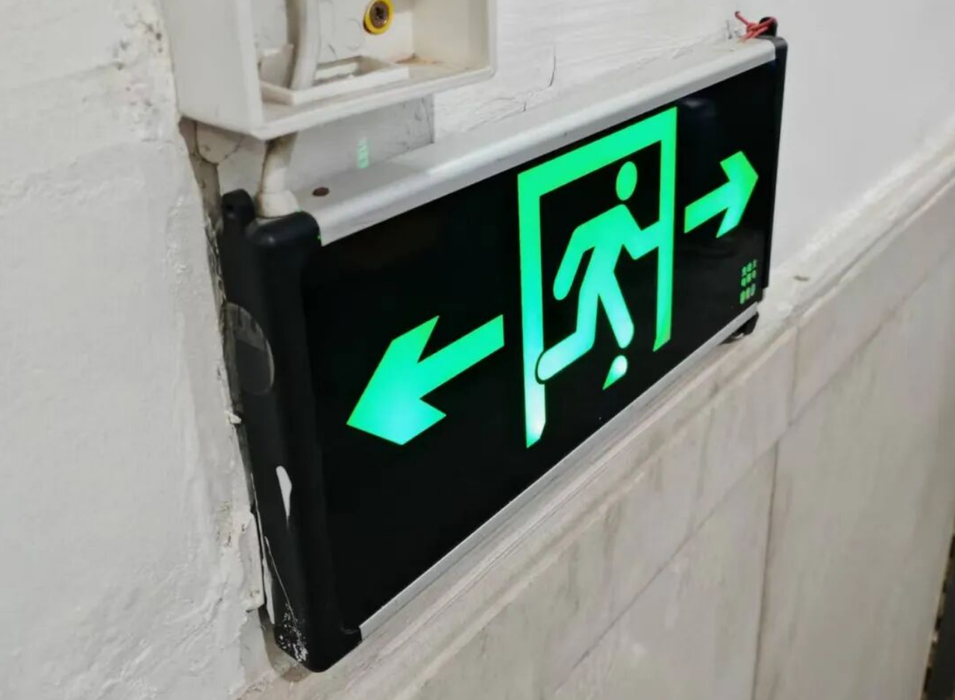消防應急照明與疏散指示燈具明敷的配電線路的接線盒，可以采用塑料接線盒嗎？